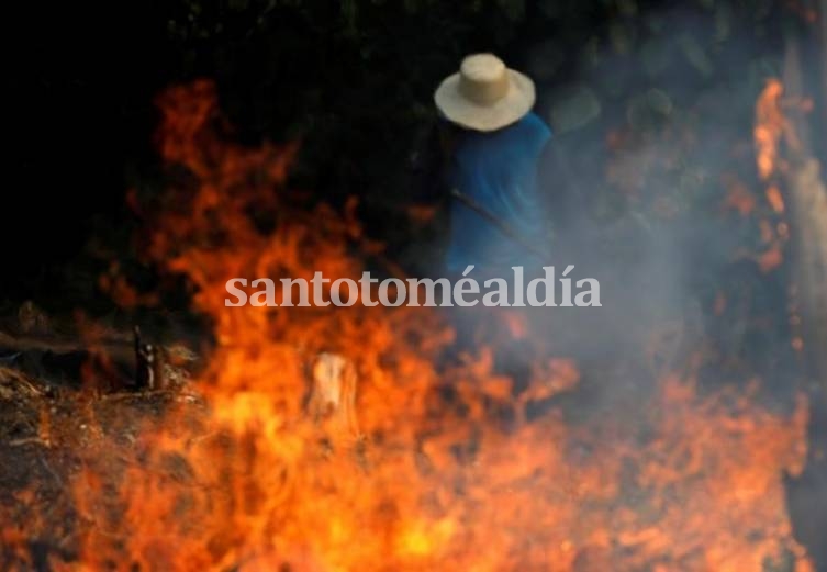 Bolsonaro insinúa que ONG son responsables de incendios en la Amazonia.