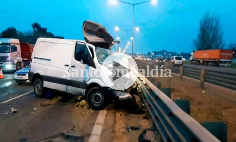 Increíble, así quedó la camioneta luego de impactar de frente contra un camión. (Imagen: TN)