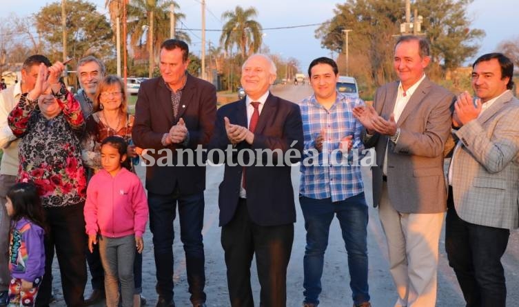 El gobernador, junto a autoridades locales y familias de Recreo. (Foto: Gobierno de Santa Fe)