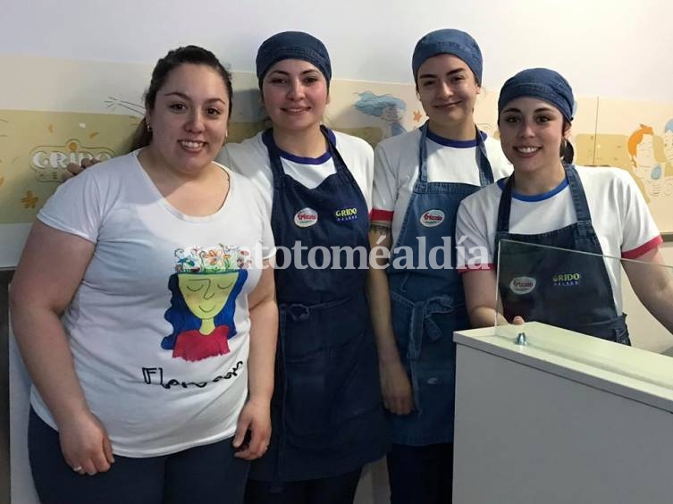 Melisa Cerda, Julieta Cerda, Sabrina Pastor y Jessica Sosa, las empleadas de la heladería. (Foto: Facebook)