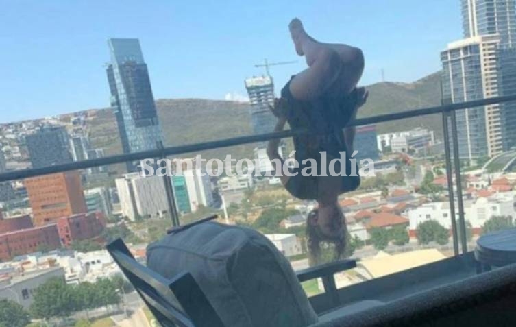 Una joven cayó 25 metros mientras practicaba yoga en un balcón y se fracturó más de 100 huesos. (Foto: Infobae) 