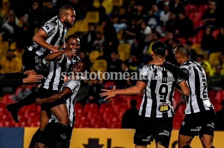 Elias festeja con sus compañeros del Mineiro después de convertir su gol ante La Equidad. (Foto: AFP)
