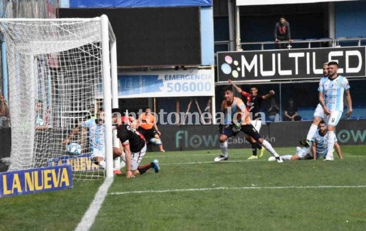 El uruguayo Mauro Da Luz señala el 2-0 parcial. (Foto: Prensa Copa Argentina)