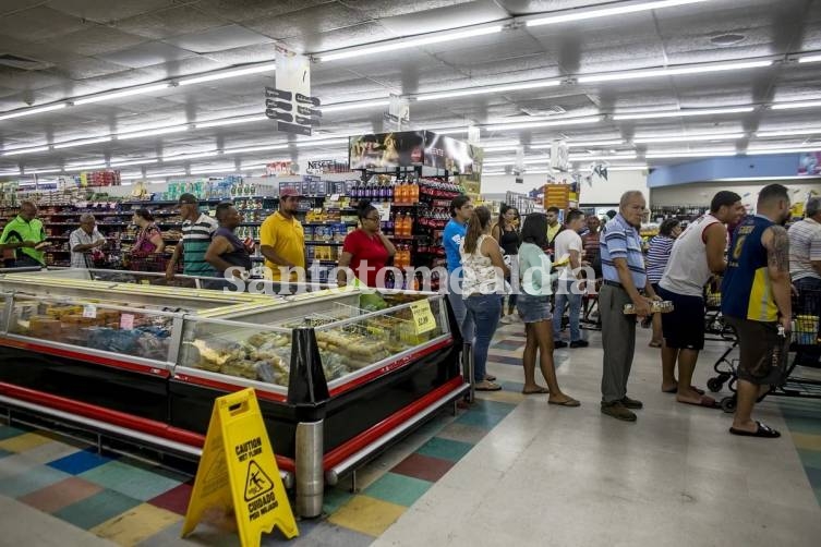 Clientes hacen fila en un supermercado en Puerto Rico para comprar víveres. (Foto: Bloomberg)
