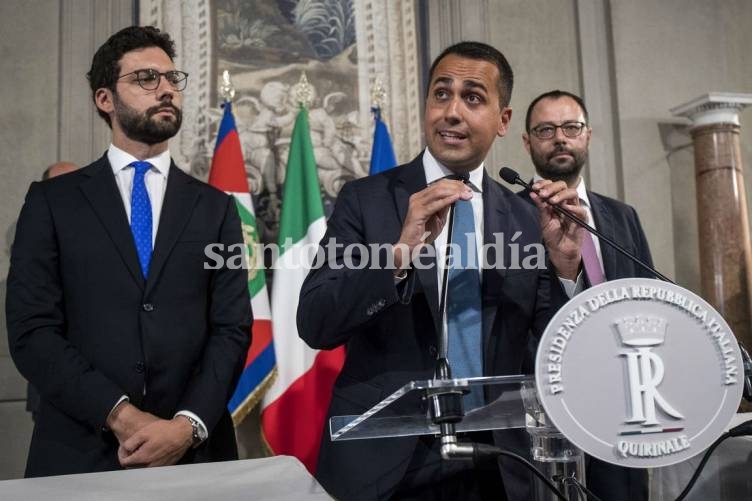Di Maio habla con la prensa luego de su reunión con Mattarella. (Foto: DPA)