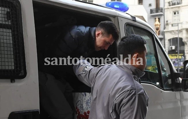 Jonathan Fabbro llega detenido al juicio en su contra. (Foto: Infobae)