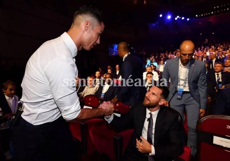 Cristiano Ronaldo y Messi se saludan durante la ceremonia de la UEFA. Foto: Twitter @ChampionsLeague)