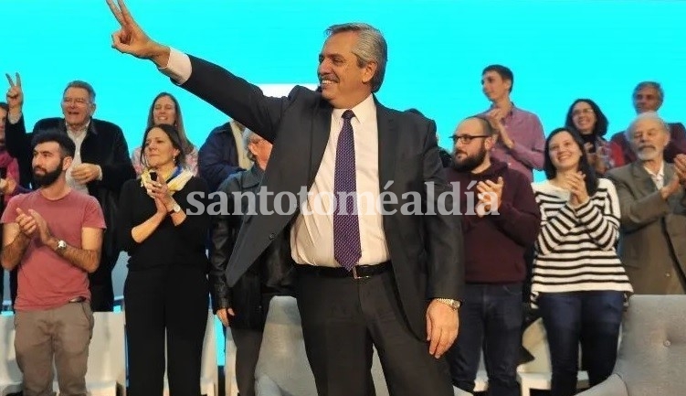 Alberto Fernández celebra. El escrutinio final ratificó su triunfo y amplió la diferencia. (Foto de archivo)