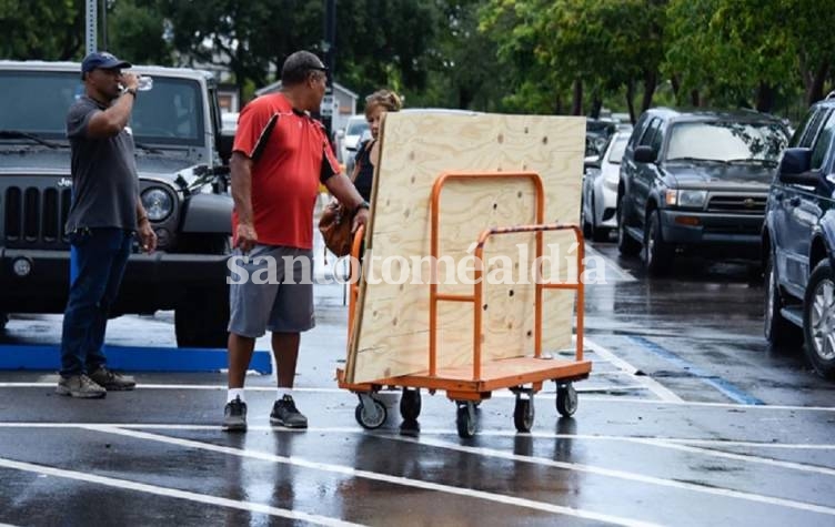 En Miami, vecinos compran maderas para proteger sus hogares.  (Foto: AFP)