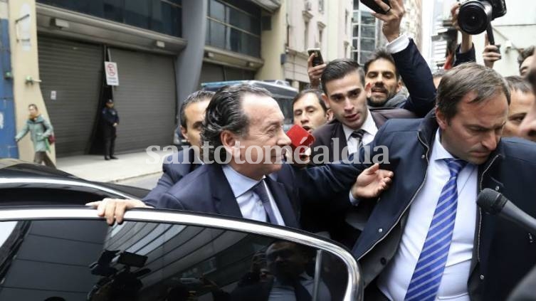 El ministro Sica llega a la sede de la cartera laboral, donde se reunió el Consejo del Salario.  (Foto: NA)