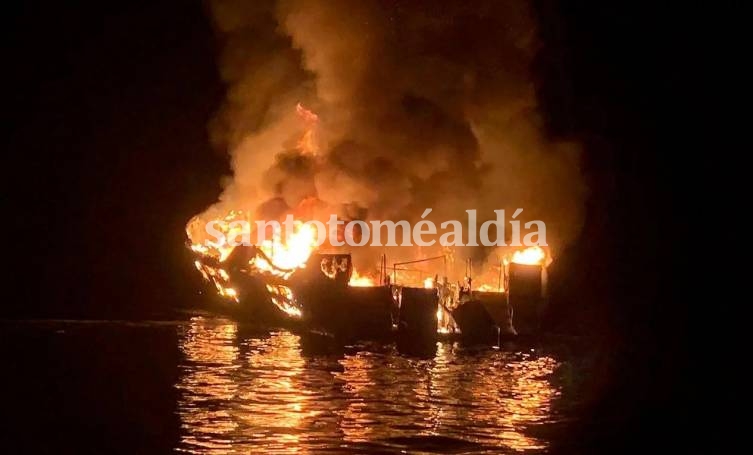 Un barco lleno de turistas que iban a practicar buceo se incendió y se hundió en California