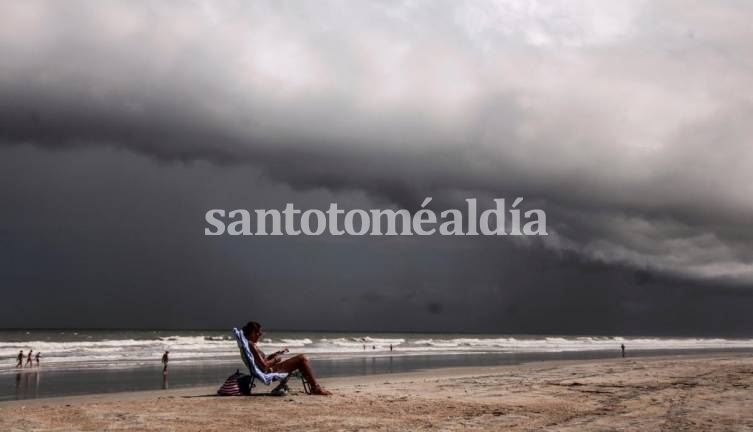 En Amelia Island, una mujer toma el sol antes de que las tormentas del huracán Dorian azoten la costa en Jacksonville, Florida. (Foto: Reuters)