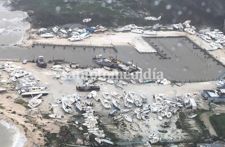 Barcos y botes apilados y arrumbados en tierra, en una imagen aérea de la isla Andros, en Bahamas. (Foto: AFP)