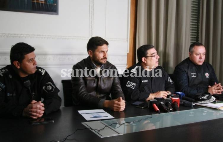 Pullaro anunció las medidas junto a la cúpula policial. (Foto: Secretaría de Comunicación Social)