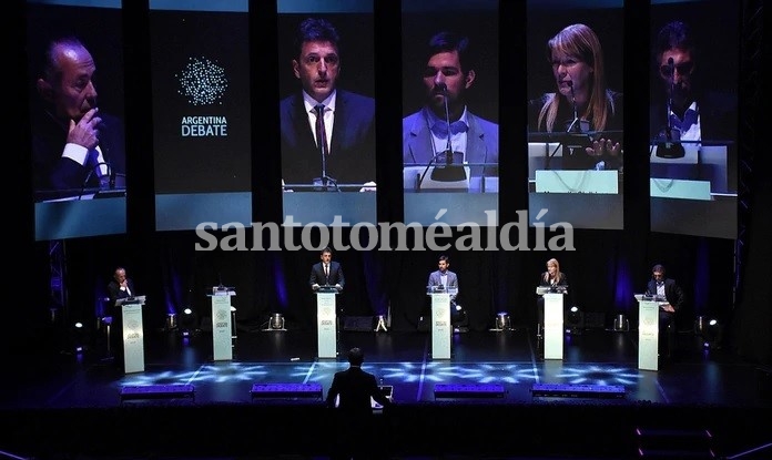 Los candidatos a presidente en el primer debate de la campaña del 2015. (Foto de archivo)