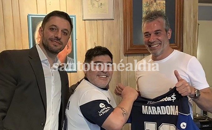 Morla, Maradona y Pellegrino, el presidente de Gimnasia. (Foto: Infobae)