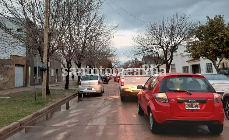 Este lunes pr la tarde, la cola de vehículos era de una cuadra por calle Alvear. (Foto: santotomealdia)
