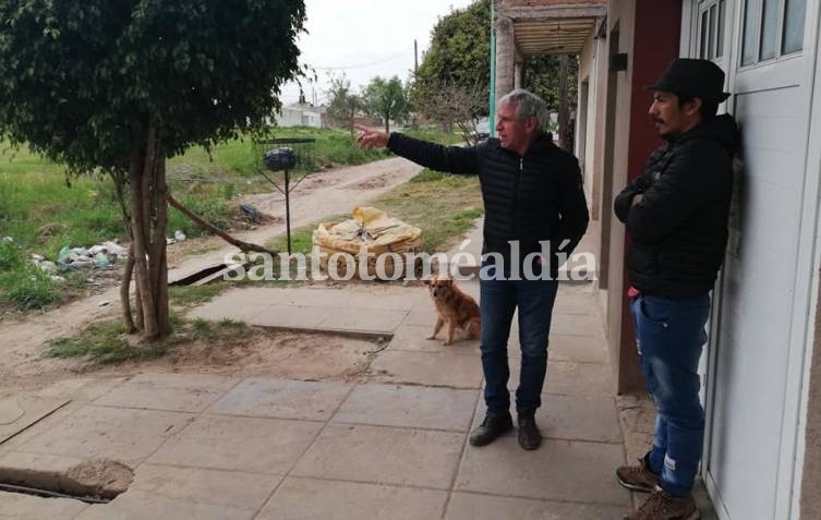 El concejal Fernando Alí, junto a los vecinos de la zona. (Foto: Gentileza)