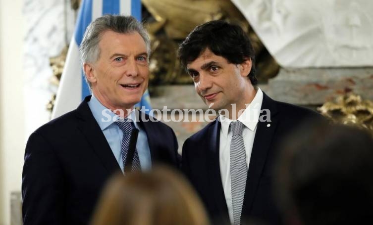 El ministro de Hacienda, Hernán Lacunza, junto a Macri. (Foto de archivo)