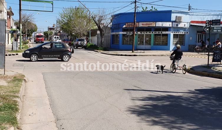 La esquina de Sarmiento y Moreno, un cruce peligroso. (Foto: santotomealdia)
