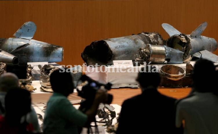 El ejército saudí mostró los restos de los misiles y drones que el sábado atacaron sus instalaciones petrolíferas (Foto: Reuters)