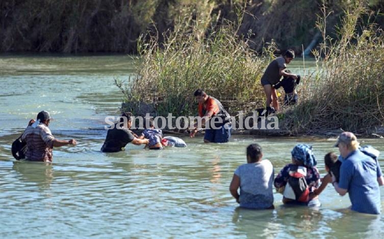 Migrante hondureña muere ahogada junto con su hijo de 2 años al intentar cruzar el río entre México y EE.UU.