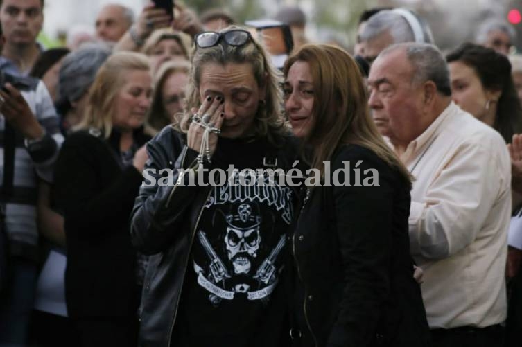 La madre del comerciante asesinado estuvo acompañada por familiares y amigos durante la manifestación. (Foto: Aire Digital)