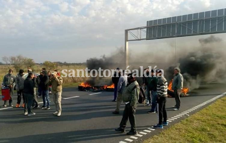 Municipales de Coronda cortaron la autopista en reclamo de sueldos atrasados