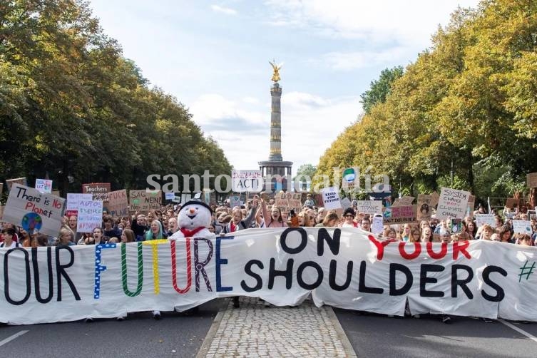 El acuerdo llegó en medio de protestas masivas en Berlín, pidiendo por medidas para reducir el impacto de la crisis climática. (Foto: EFE)