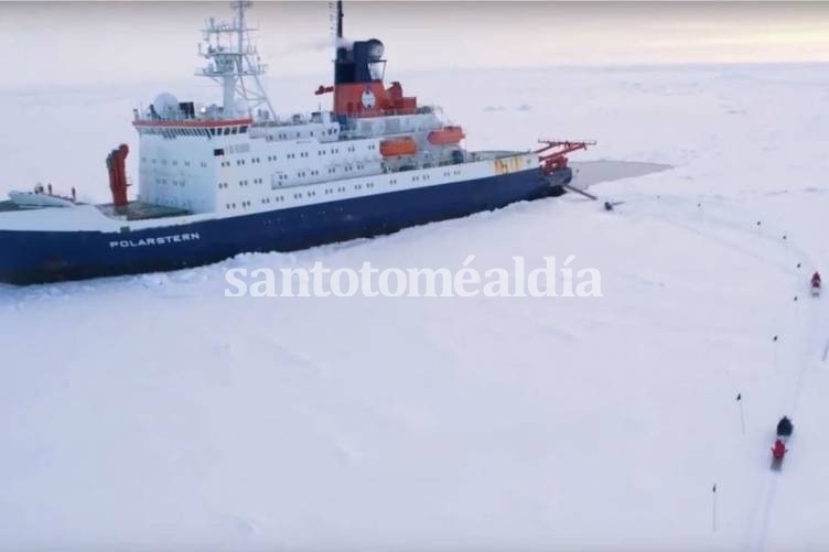El rompehielos Polarstern en el que se hará la expedición científica al Ártico.