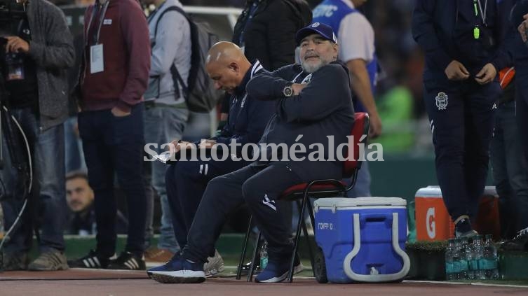 Maradona cuestionó al árbitro del partido que su equipo, Gimnasia de La Plata, perdió ante Talleres en Córdoba.  (Foto: Twitter @diarioole)