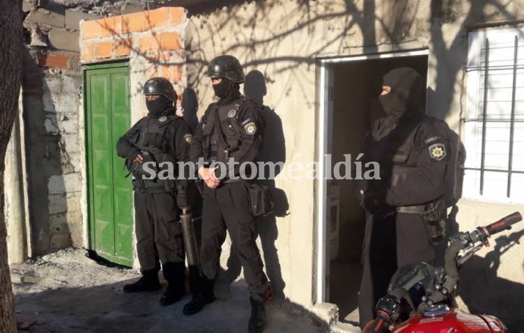 La policía allanó cinco casas en Santa Rosa de Lima, detuvo a dos personas y secuestró hasta gallos de riña. (Foto: Ministerio de Seguridad)