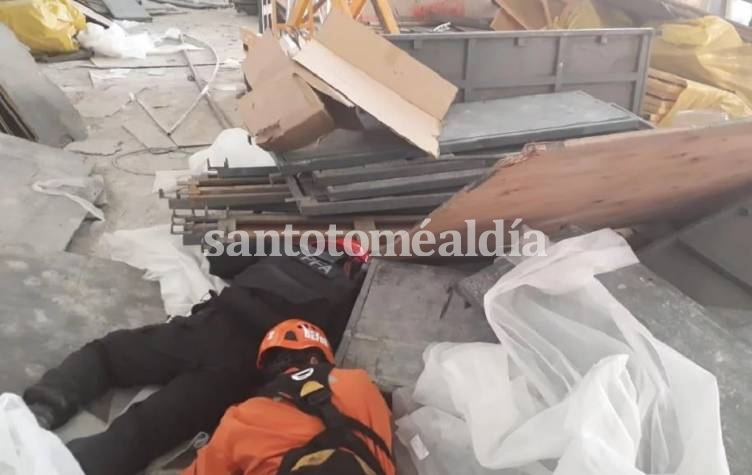 Los rescatistas encontraron a 10 operarios heridos bajo los escombros del andamio. (Foto: Ministerio de Seguridad)