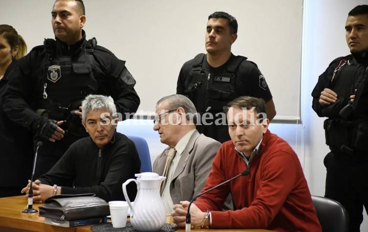 El ex jefe la delegación Santa Fe de la PFA Mariano Valdés (sentado, izquierda) junto a su abogado, que también defiende al que era su segundo, Alberto Higinio Bellagio (rojo). (Foto: Clarín))