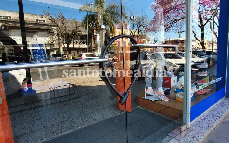 Un local de indumentaria deportiva, con sus puertas cerradas. (Foto: santotomealdia)