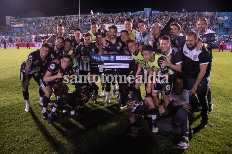 Estudiantes de Caseros festejó en cancha de Temperley. (Foto: Copa Argentina)