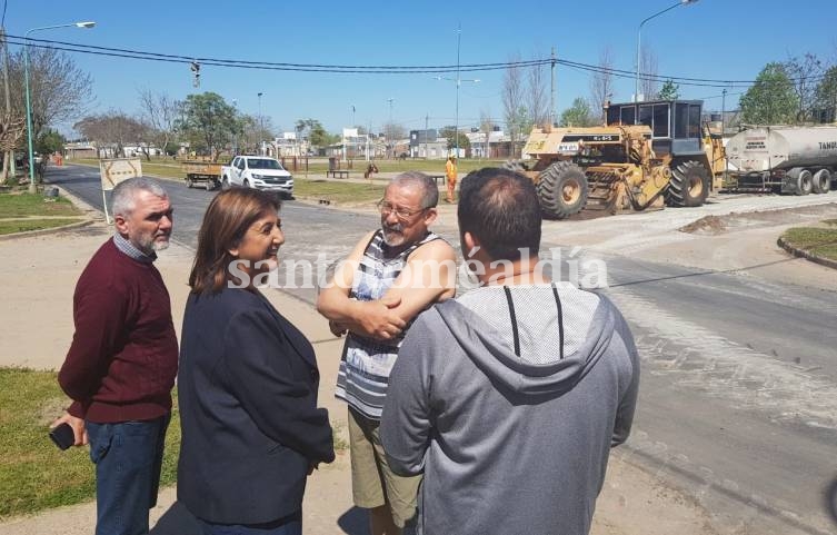 Daniela Qüesta recorrió la obra de pavimentación de barrio La Paz
