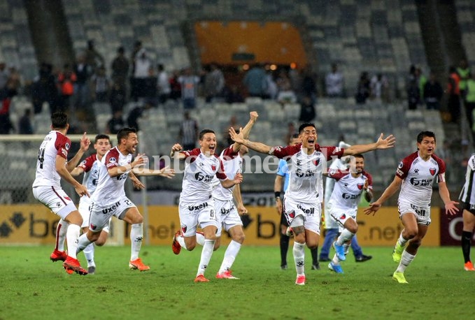 El festejo de los jugadores tras el último penal. (Foto: CONMEBOL)