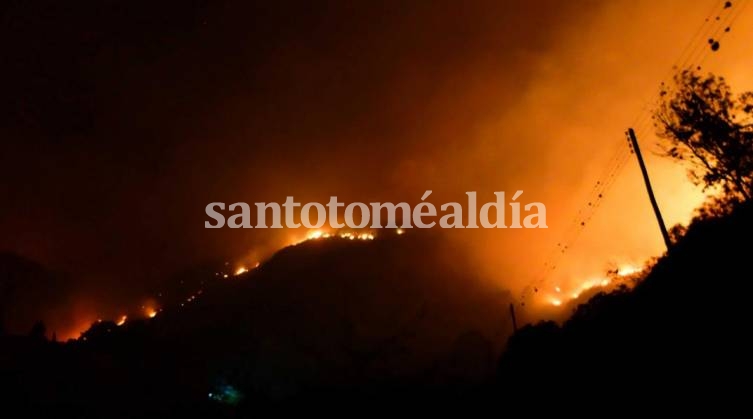 Imágenes del inmenso foco de incendio en La Cumbre (Foto: Jorge Gainza Peña).