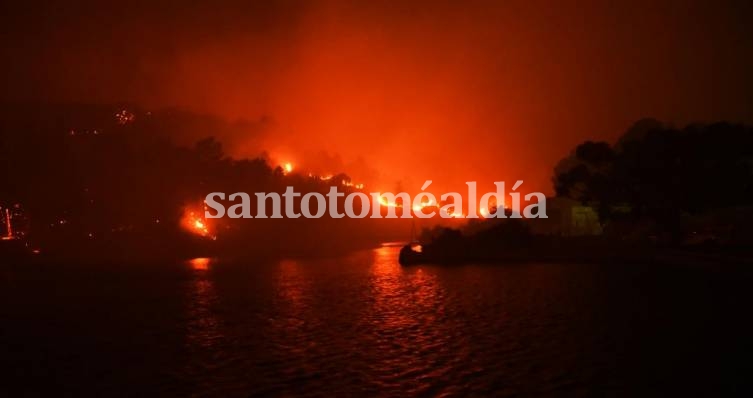 Las llamas en la zona del dique San Jerónimo (Foto: La Voz).