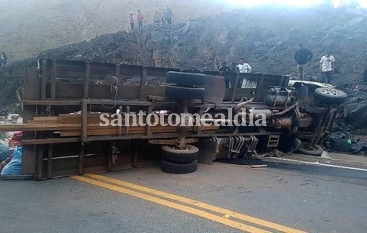 Al menos 18 personas murieron y otras 17 resultaron heridas al volcar un camión en el que viajaban. (Foto: Twitter @boliviaprensa)