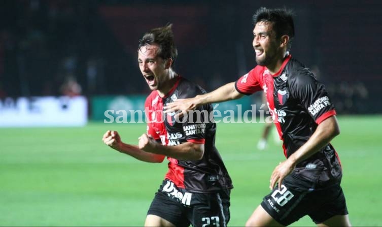 Bernardi celebra su gol mientras se acerca a saludarlo Estigarribia. (Foto: El Litoral)
