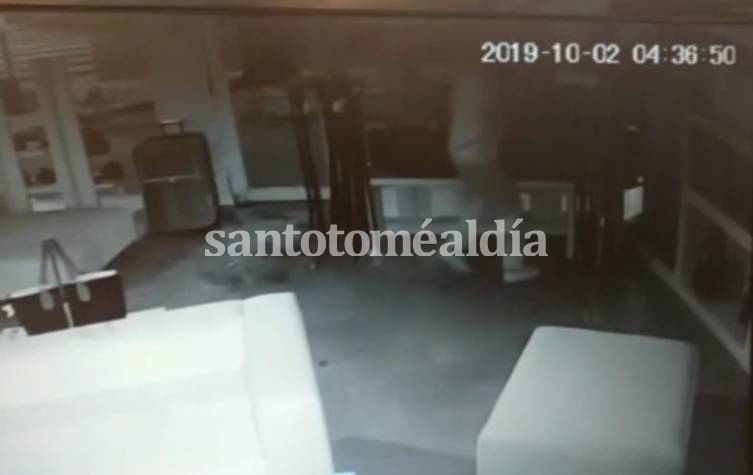 A las 4.36 de la madrugada el delincuente ingresó por segunda vez al negocio. (Captura de imagen)