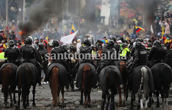 Policía antimotines en Quito, Ecuador, este domingo. (Foto: Reuters)