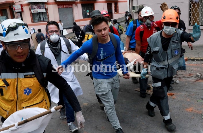 Rescatistas llevan a un hombre herido en las protestas en Quito. (Foto: Reuters)