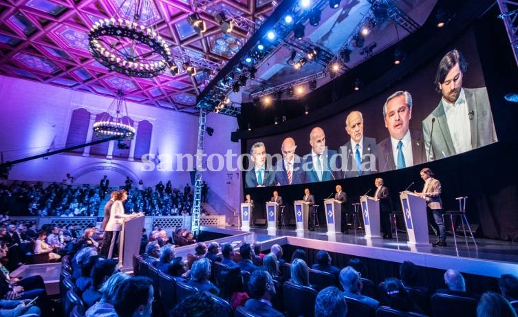 Los candidatos participaron del debate en el paraninfo de la UNL. (Foto: CNE)