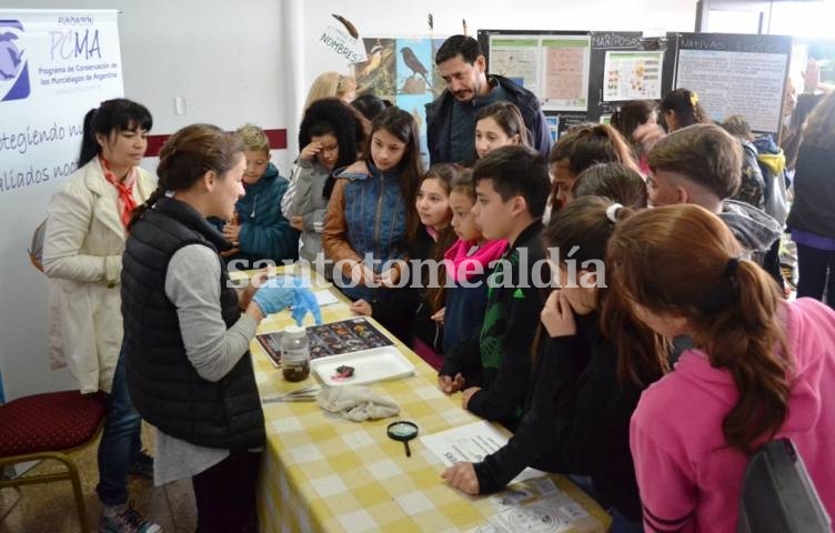 Los estudiantes fueron los primeros en visitar la Feria del Libro
