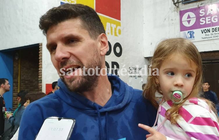 Eduardo Calvelli con su hija en brazos, luego del partido. (Foto: santotomealdia)