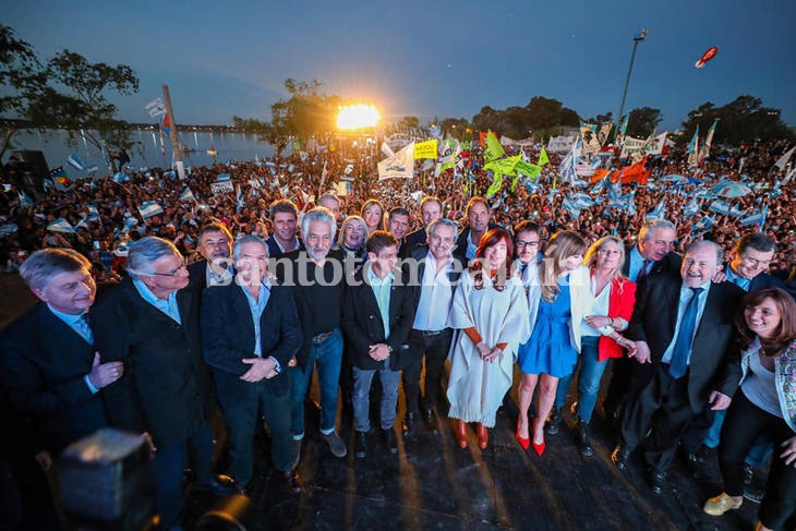 Cristina y Alberto, junto a gobernadores y referentes del PJ. (Foto: Prensa Frente de Todos) 