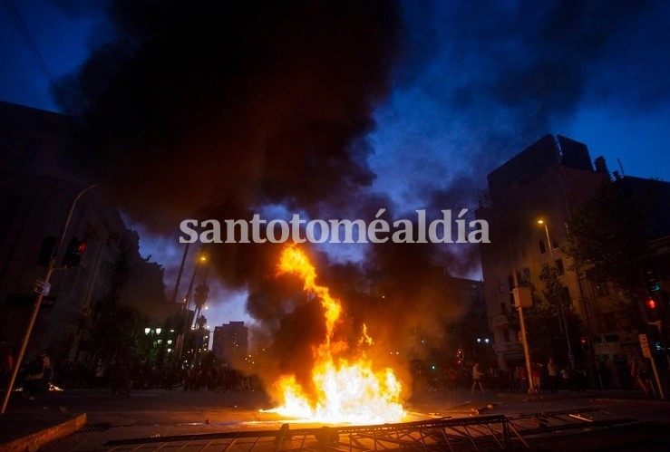 Incendios y caos en Chile tras las protestas por el aumento de tarifa del metro